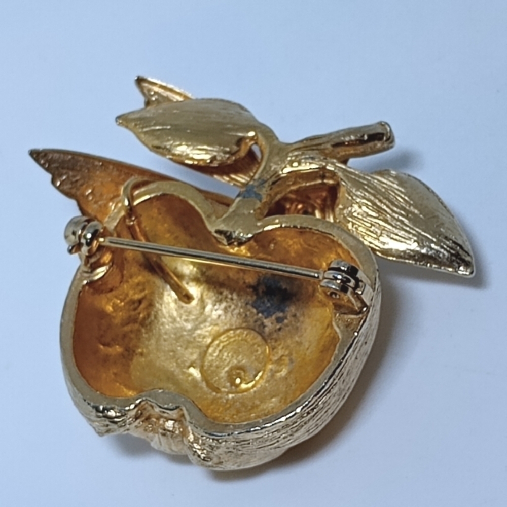 * vintage Accessocraft gold tone apple with bee pin brooch - Picture 4 of 6
